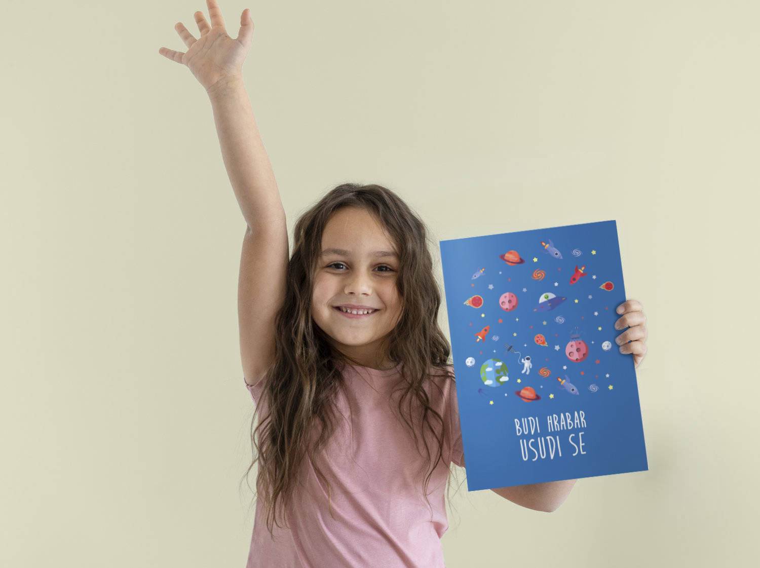 Djevojčica drži posebnu bilježnicu