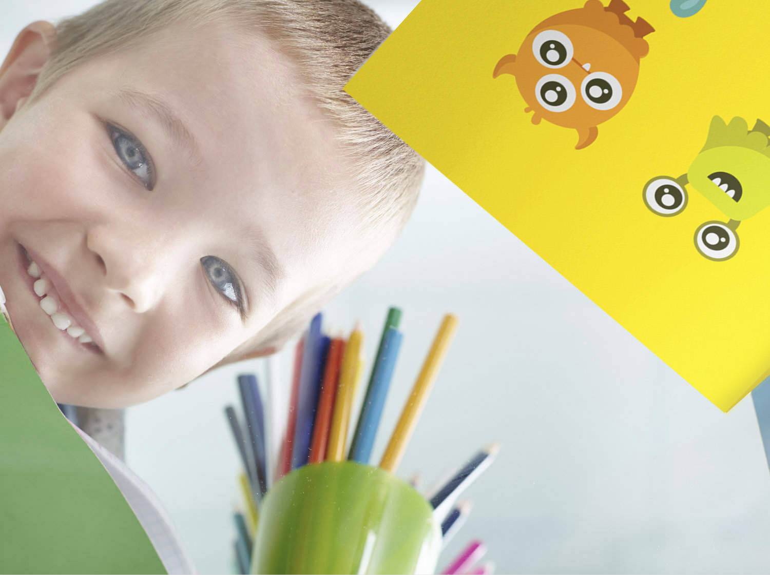 Dječak u školi i na stolu posebna bilježnica