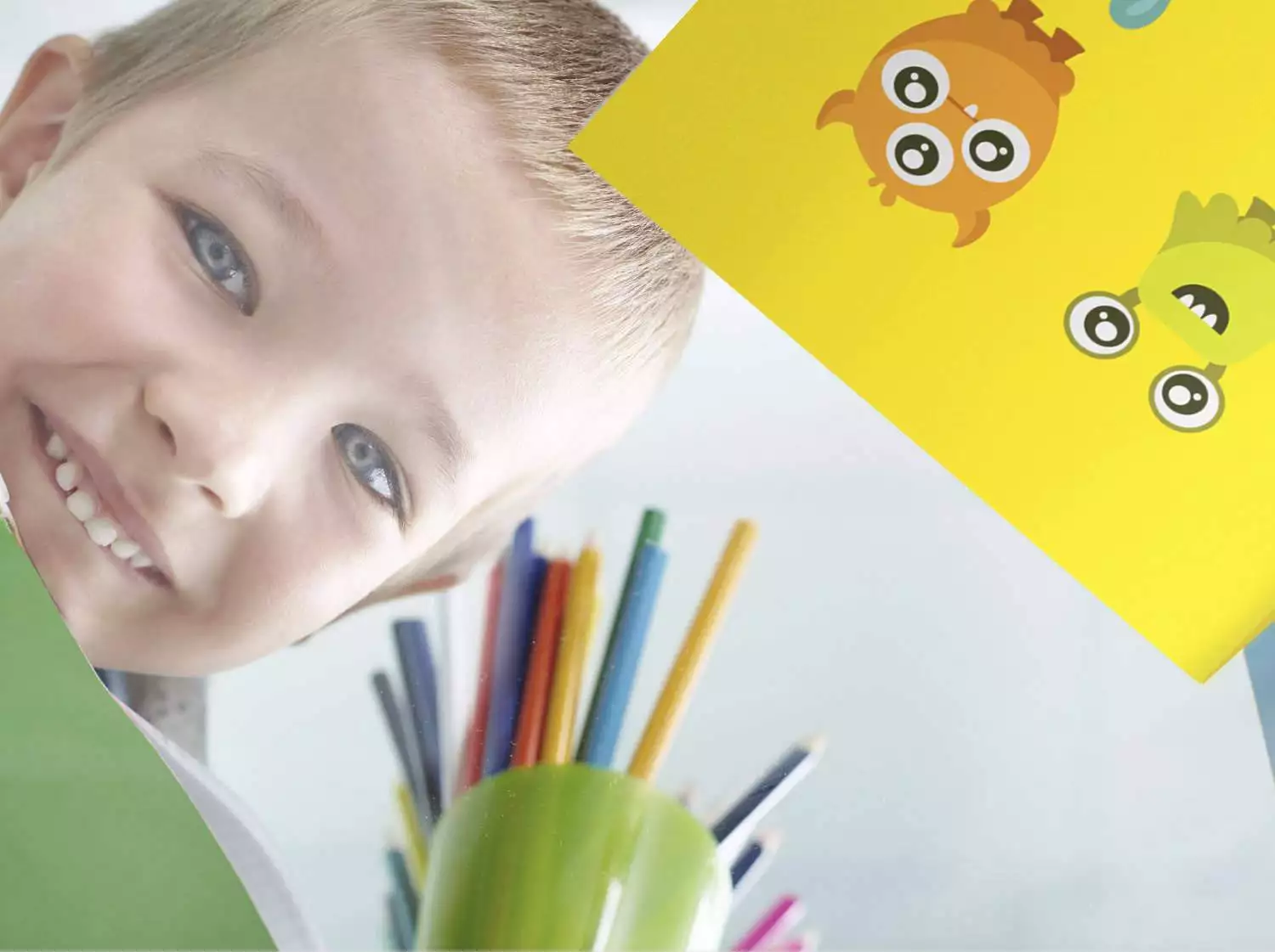 Dječak u školi i na stolu posebna bilježnica