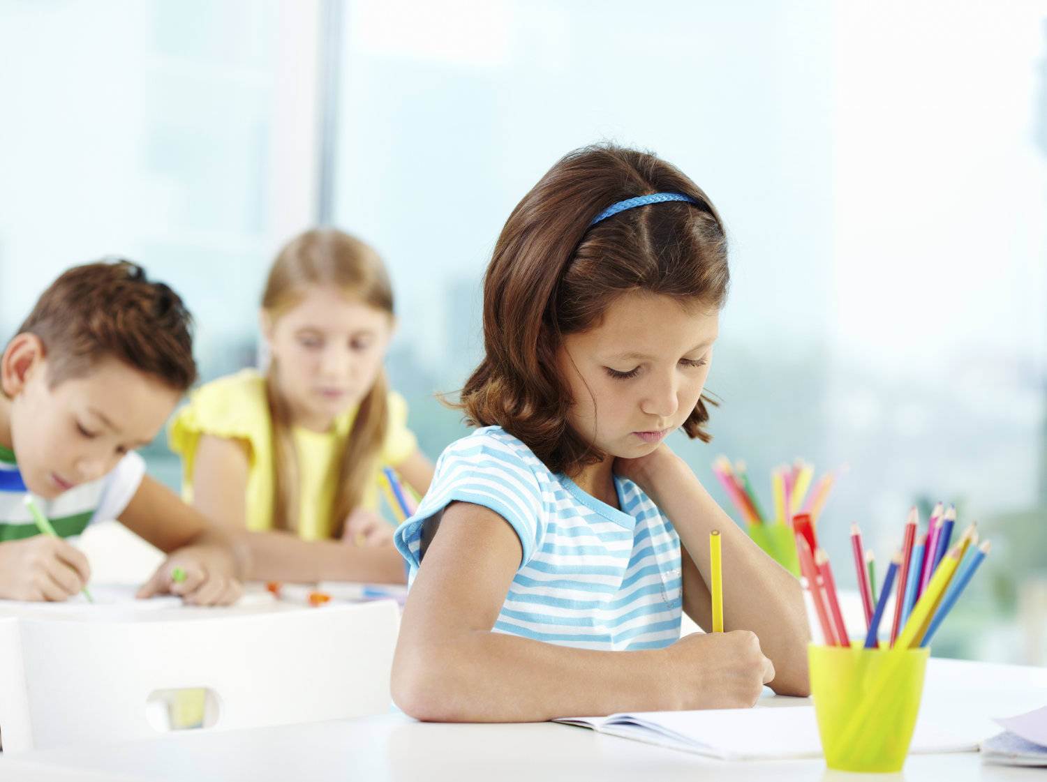 Djeca pišu za vrijeme nastave
