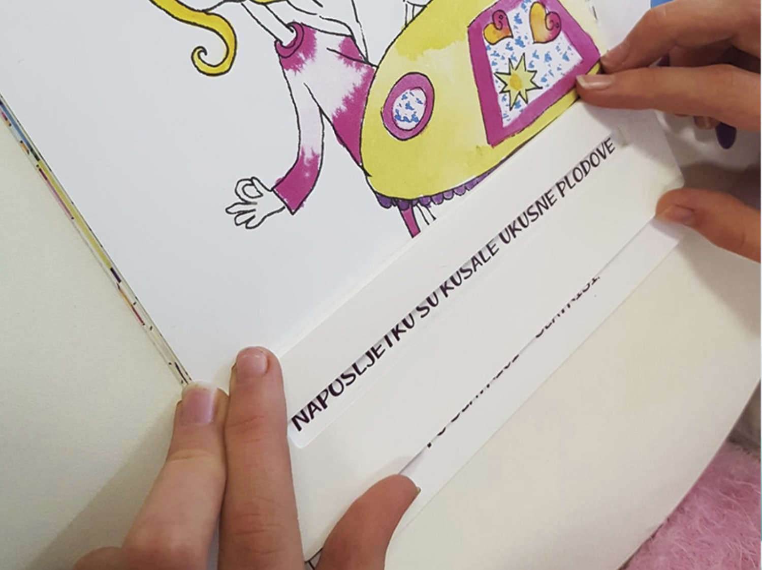 Slika upotrebe čitača na knjizi