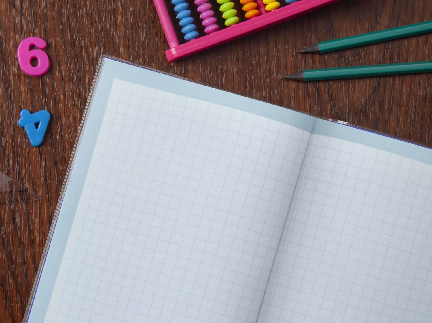 Otvorena posebna bilježnica na stolu - kockice