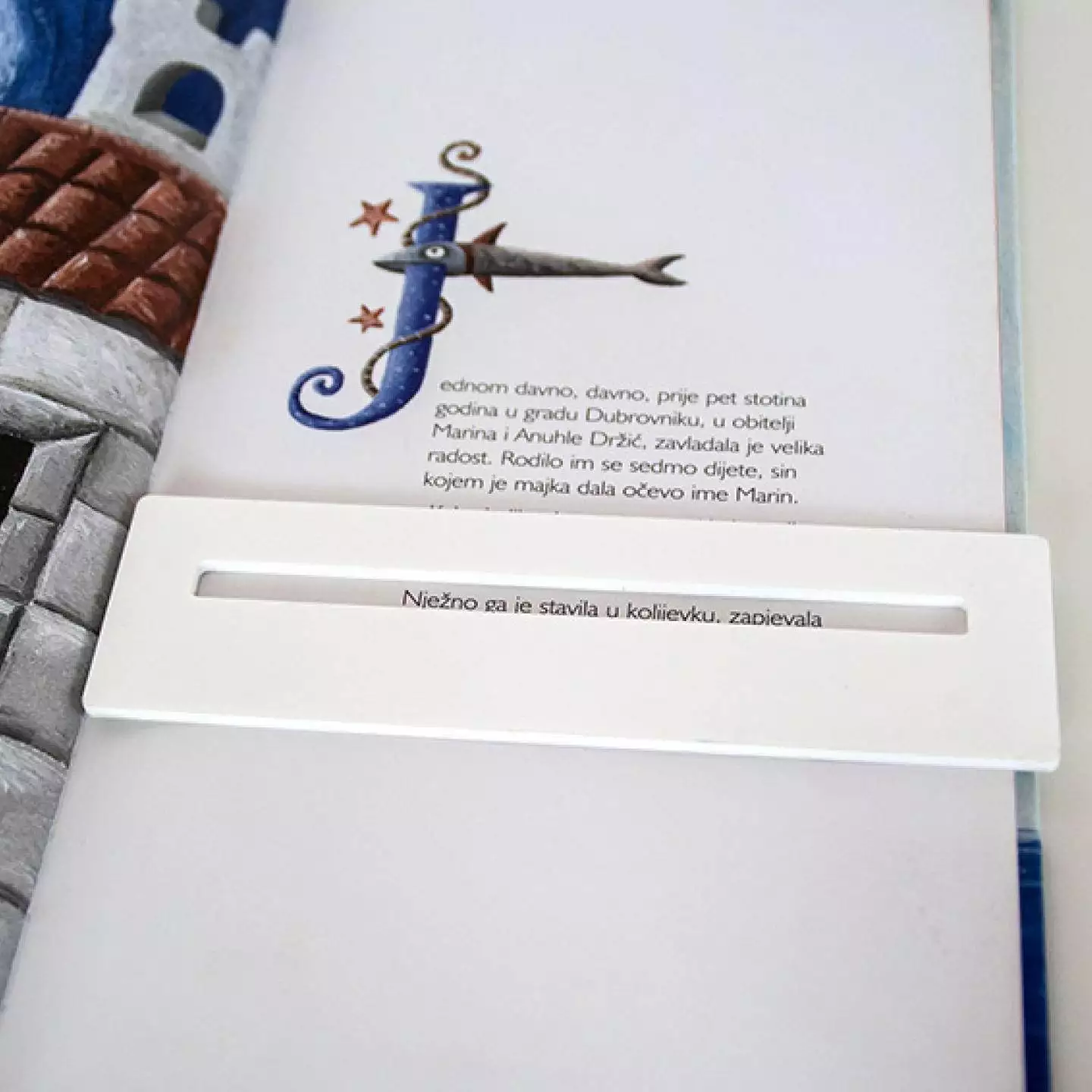 Čitač skitač Prikaz upotrebe čitača na knjizi