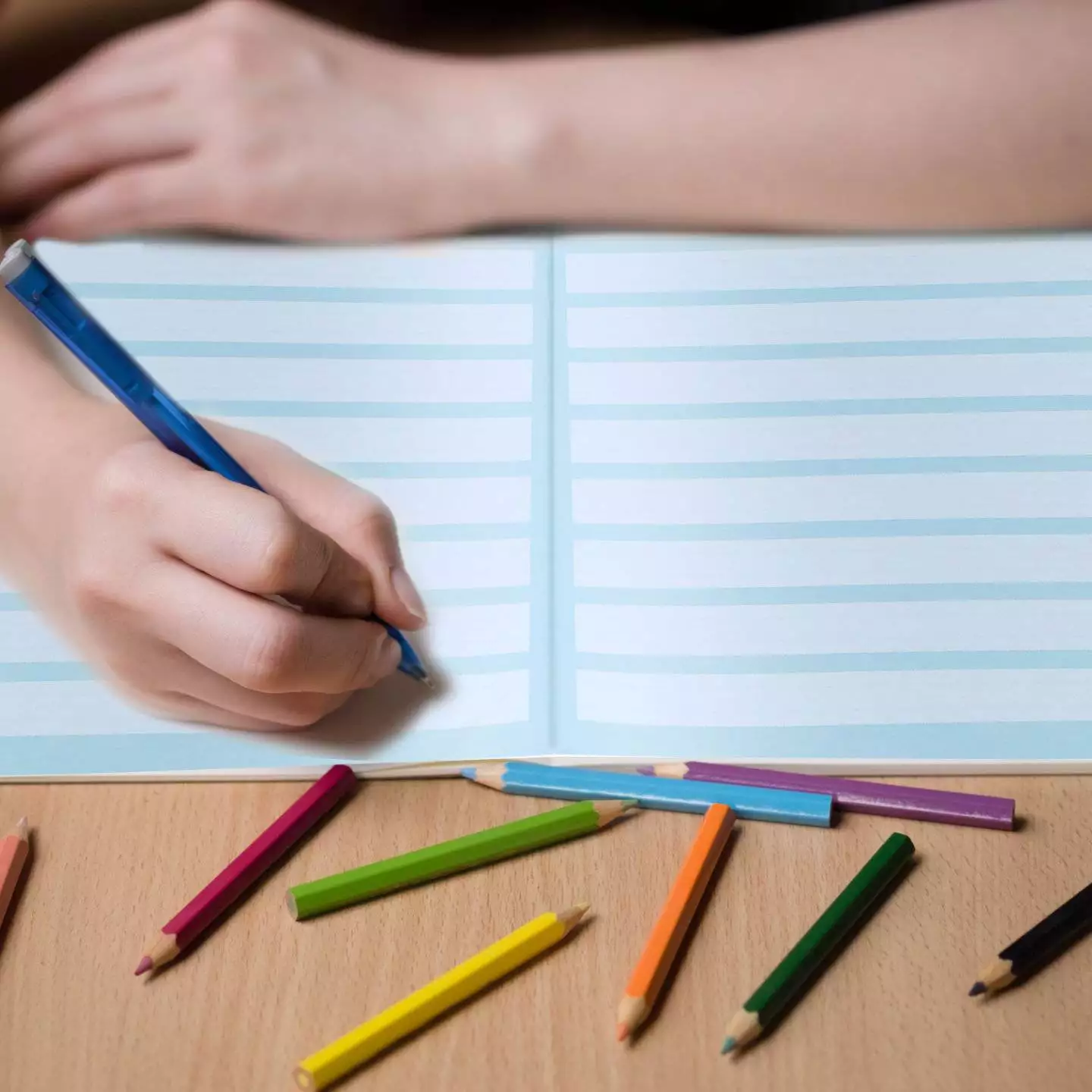 Posebne bilježnice - za lakše pisanje Dijete piše u posebnu bilježnicu