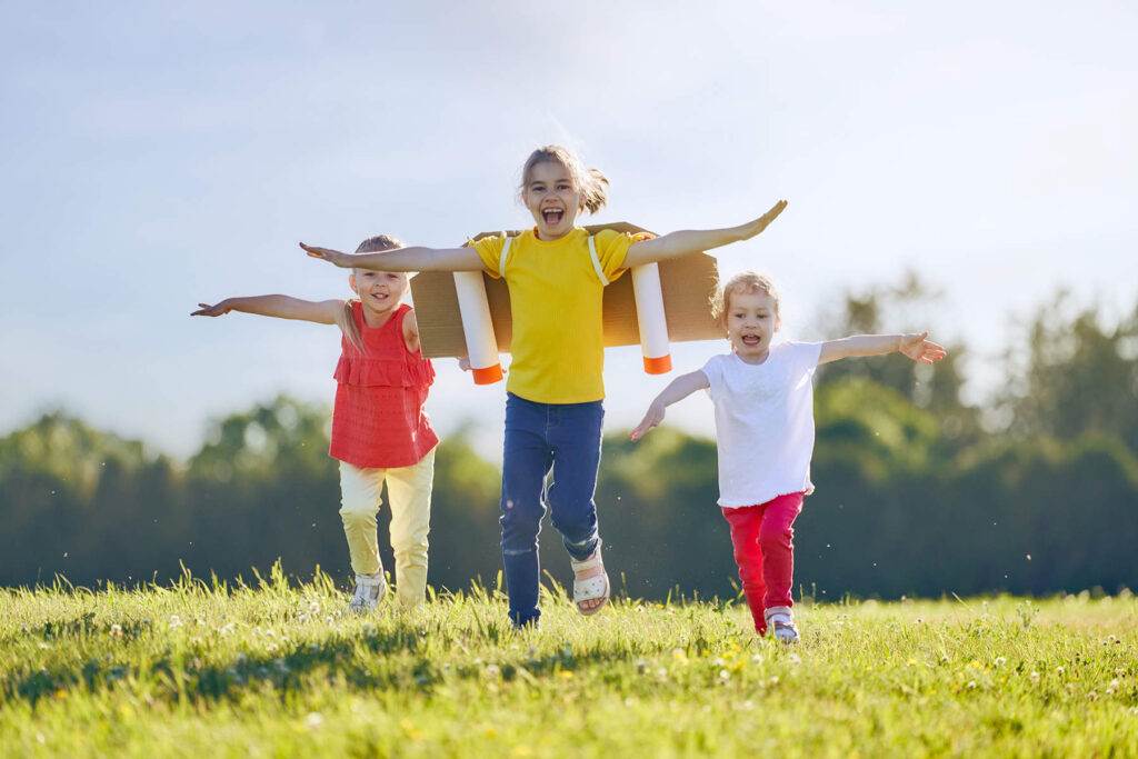Djeca se igraju na livadi